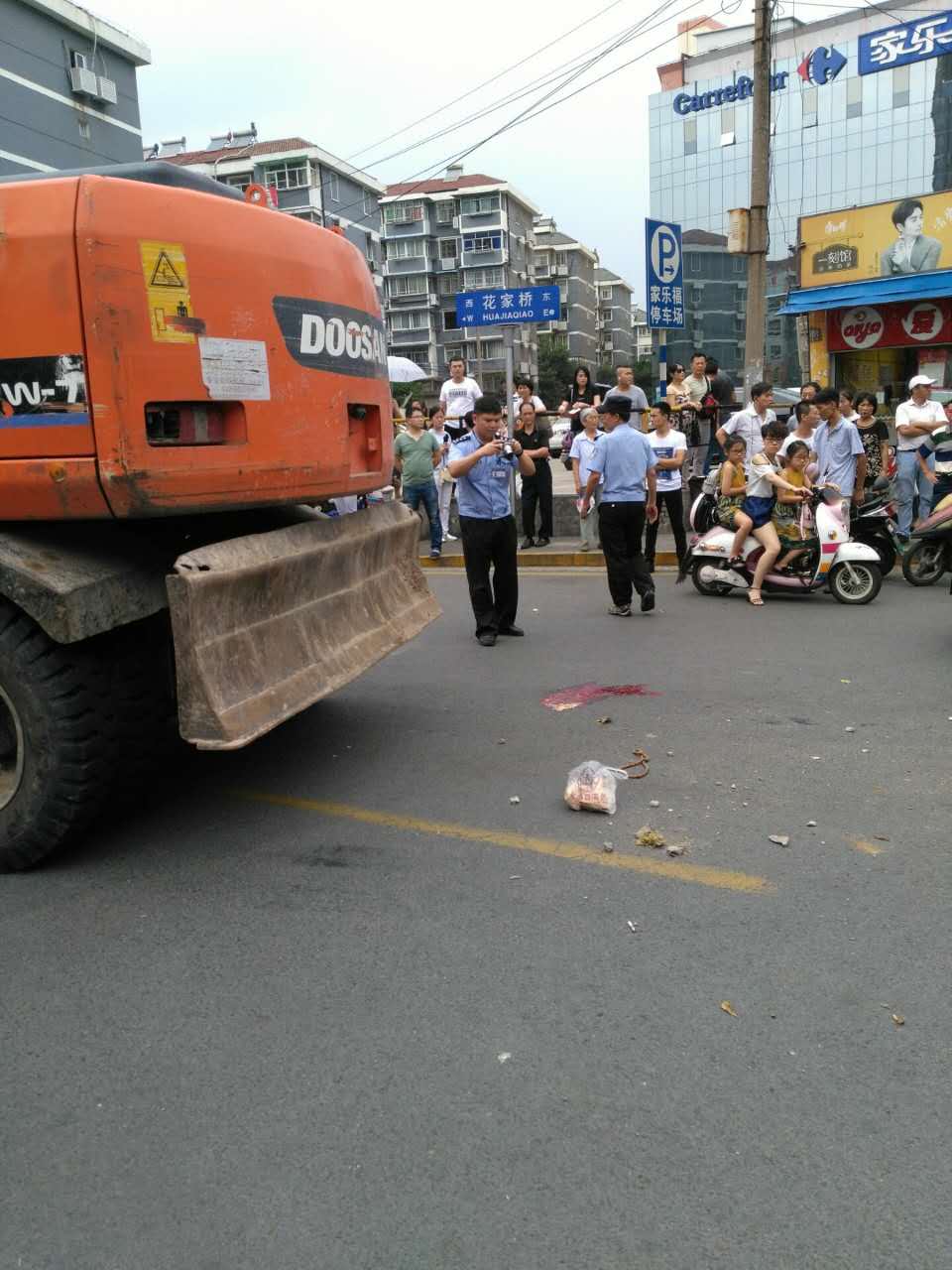 8月21日南京市发生一起挖掘机上路安全事故 致一男子被碾压死亡